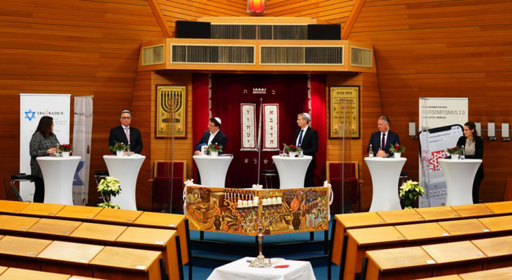 Vier Männer und zwei Frauen stehen zusammen am Fachtag „Antisemitismus 2.0 – Hass. Hetze. Handeln.“